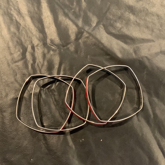 Costume set of 4 silver and red square bangle bracelets - Picture 2 of 2